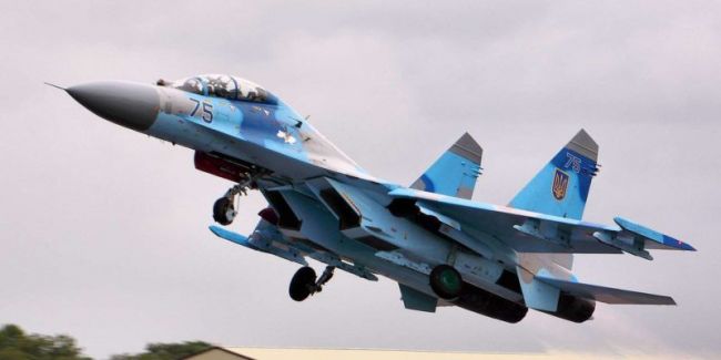 Украинский Су-27 снес дорожный знак на автодороге